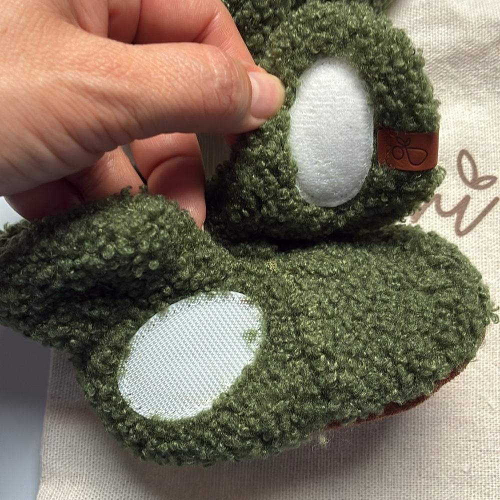 Goumi Kids Sherpa Snuggly Spruce Green Baby Shoes Stay-On Boots - Picture 8 of 10